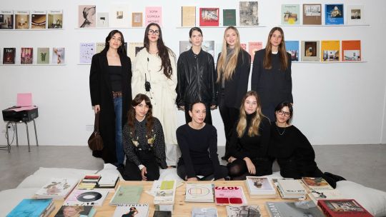 La lectura como encuentro social: así fue el primer evento creado por LENEK y Material36 con libros y revistas en el centro de la escena.