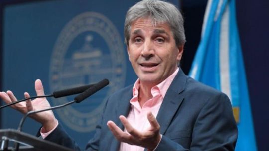Giro en el relato: después de la motosierra, Luis Caputo ahora anuncia obras