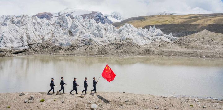 Imagen de oficiales de policía de la estación de policía fronteriza de Pumaqangtang patrullando cerca del glaciar Gangbu, en Shannan, en la región autónoma de Xizang, en el suroeste de China.
