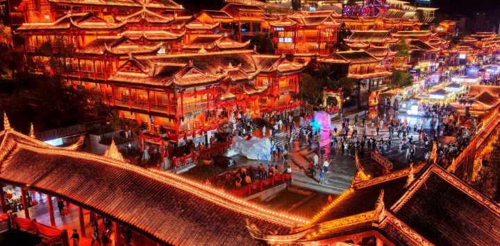 Imagen tomada con un dron de personas visitando una calle comercial, en el distrito de Xuan'en, en la prefectura autónoma de las etnias tujia y miao de Enshi, en la provincia de Hubei, en el centro de China.