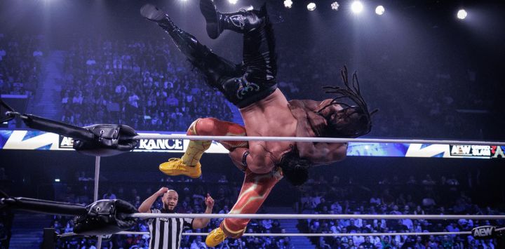 Los luchadores Bandido y Kofi actúan durante el evento AEW Grand Slam en el Adidas Arena de París.