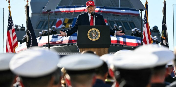Se observa el USS Billings (LCS 15), un buque de combate litoral de la variante Freedom, mientras miembros de la Marina de los EE. UU. escuchan al presidente Donald Trump hablar en Anduril Industries, en Sparrows Point, Maryland.