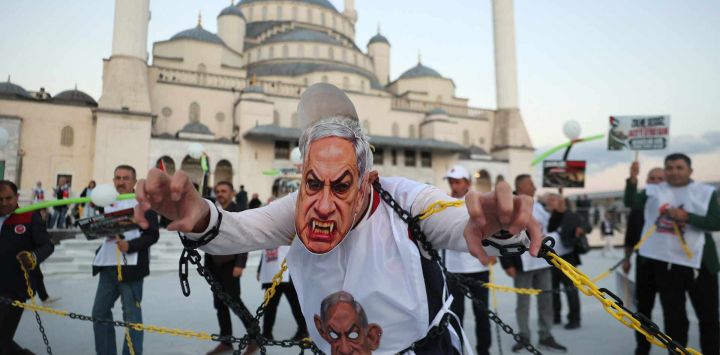 Un manifestante lleva una máscara que representa al primer ministro israelí, Benjamin Netanyahu, durante una marcha propalestina en Ankara.