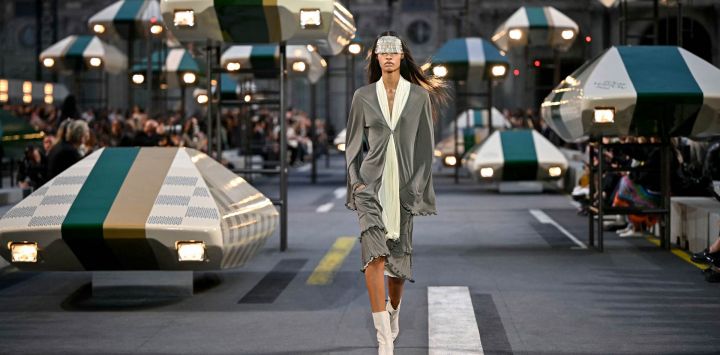 Una modelo presenta una creación para el desfile de la colección femenina Primavera/Verano 2027 de Louis Vuitton, en el marco de la Semana de la Moda de París.