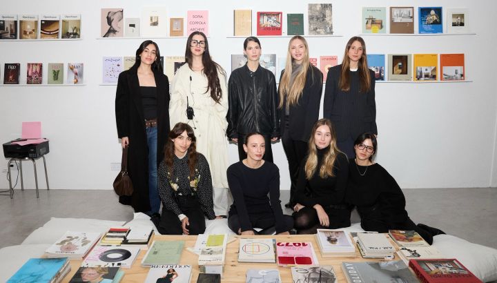 La lectura como encuentro social: así fue el primer evento creado por LENEK y Material36 con libros y revistas en el centro de la escena.