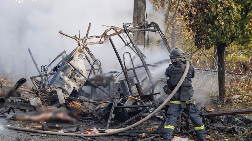 Ataques rusos impactaron a buses civiles: al menos 33 muertos y decenas de heridos.