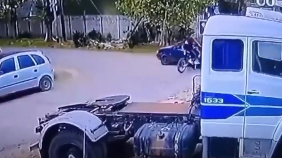 Dos chicos están en grave estado por un accidente con una moto en Villa Elisa.