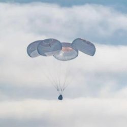  El masivo dispositivo de seguridad civil y militar confirmó el amerizaje de la estructura en las aguas del océano Pacífico