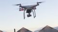 Dron sobrevolando casas 08102026