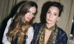 Así es el living de Julieta Cardinali y Charo Calamaro: libros, una obra XL y objetos de diseño