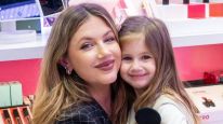 Stephanie Demner junto a su hija Ariana