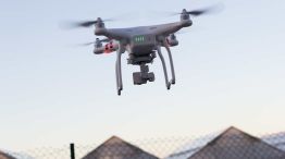Dron sobrevolando casas 08102026