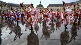 Un grupo de bailarines participa en un intento de batir el récord mundial de mayor número de personas bailando el cancán francés, sobre el espejo de agua de Burdeos, en el suroeste de Francia.