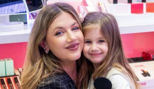 Stephanie Demner junto a su hija Ariana