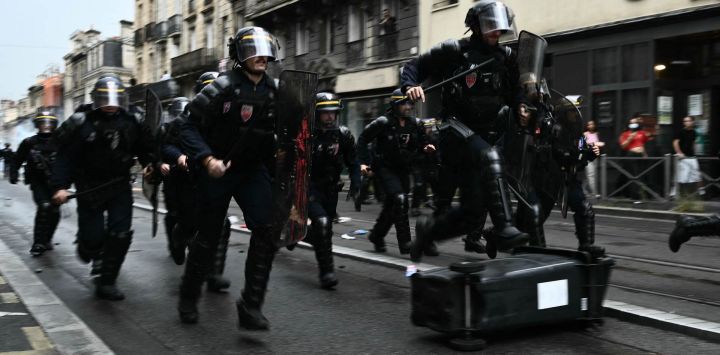 Agentes antidisturbios de las CRS cargan contra manifestantes al finalizar una protesta —parte de una jornada de movilizaciones a nivel nacional convocada por estudiantes de secundaria, a la que se sumaron sindicatos y docentes— en la que, durante días, se han exigido mejores condiciones de enseñanza en medio de enfrentamientos violentos; la imagen fue tomada en Burdeos, en el suroeste de Francia.