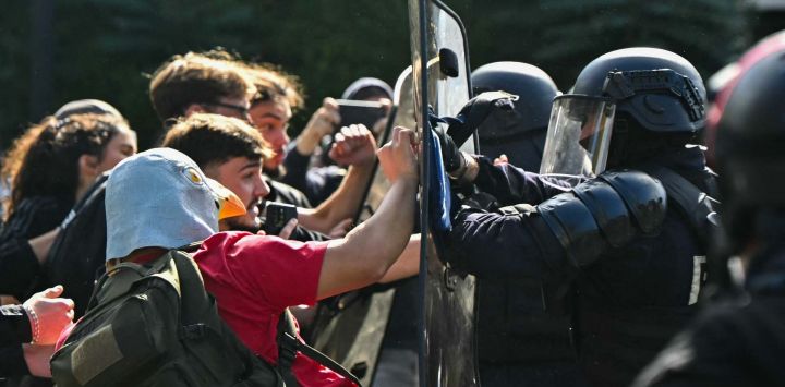 Agentes antidisturbios se enfrentan a estudiantes que llevan a cabo un bloqueo frente al instituto Le Corbusier, en Aubervilliers (al norte de París). Desde finales de septiembre, los alumnos han protagonizado protestas ante los centros educativos por diversas quejas, que van desde los horarios, el tamaño de las clases y la falta de profesores hasta el calor excesivo en las aulas durante las olas de calor de este año.