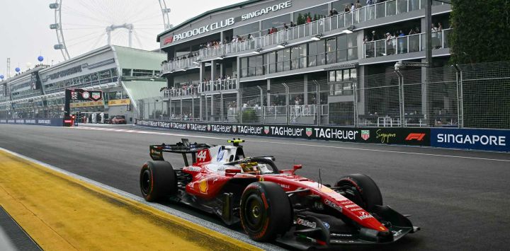 El piloto británico de Ferrari, Lewis Hamilton, conduce su monoplaza durante una sesión de entrenamientos previa al Gran Premio de Singapur de Fórmula 1, en el circuito urbano de Marina Bay, Singapur.