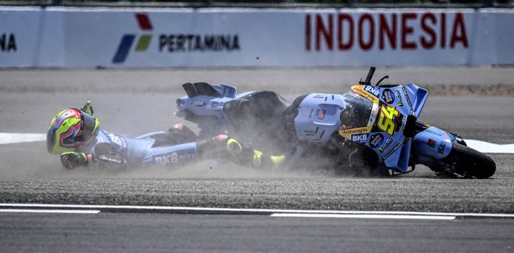 El piloto español de MotoGP del equipo Gresini Racing, Fermín Aldeguer, se sale de la pista tras sufrir una caída durante una sesión de entrenamientos libres previa al Gran Premio de Indonesia de MotoGP, en el Circuito Internacional de Mandalika.