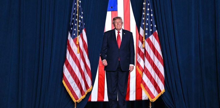 El presidente de Estados Unidos, Donald Trump, llega para intervenir en un mitin de campaña en el Freeman Coliseum de San Antonio, Texas.