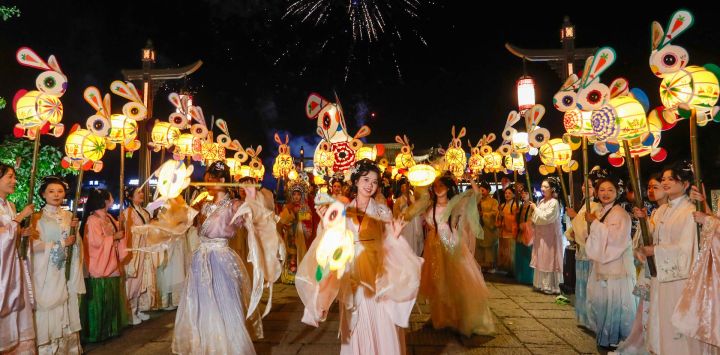 Imagen de artistas desfilando con linternas en forma de conejo, en la aldea de Hongcun, en el distrito de Yixian de la ciudad de Huangshan, en la provincia de Anhui, en el este de China. Un desfile de linternas se llevó a cabo aquí en celebración del Festival del Otoño Medio. En los últimos años, Huangshan ha estado impulsando su economía nocturna para aprovechar el potencial de consumo local.