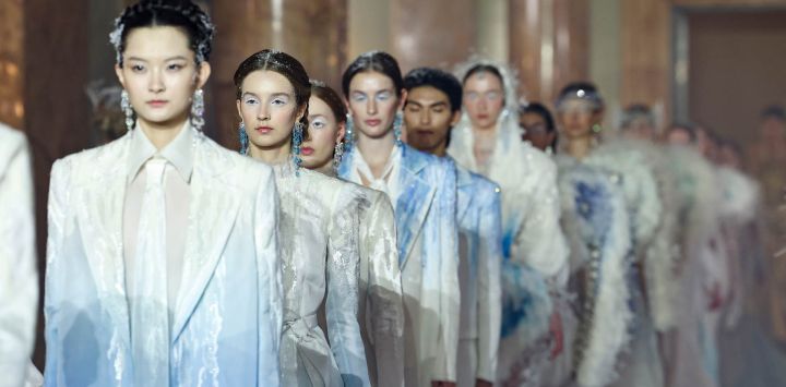 Imagen de modelos presentando creaciones de la colección Primavera/Verano 2027 de la marca china Heaven Gaia, en el Palacio Colonna, en Roma, Italia.