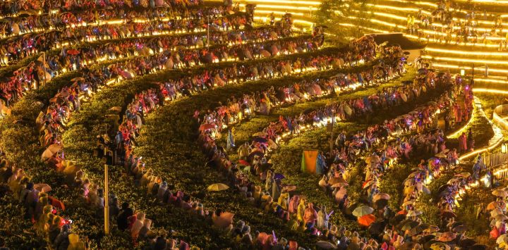 Imagen de personas observando el Concierto de la Huella Dactilar de la Tierra, en el distrito de Dafang de la provincia de Guizhou, en el suroeste de China.