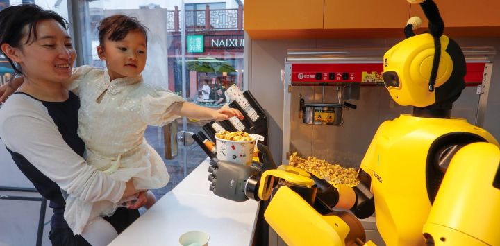 Imagen de un robot elaborando palomitas de maíz en una tienda, en el distrito de Tunxi de Huangshan, en la provincia de Anhui, en el este de China.