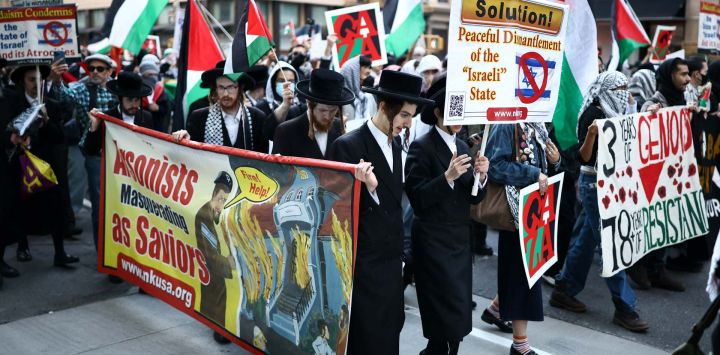 Judíos ortodoxos, miembros de una organización que se opone al Estado de Israel, se unen a manifestantes propalestinos en una protesta contra Israel en Nueva York.