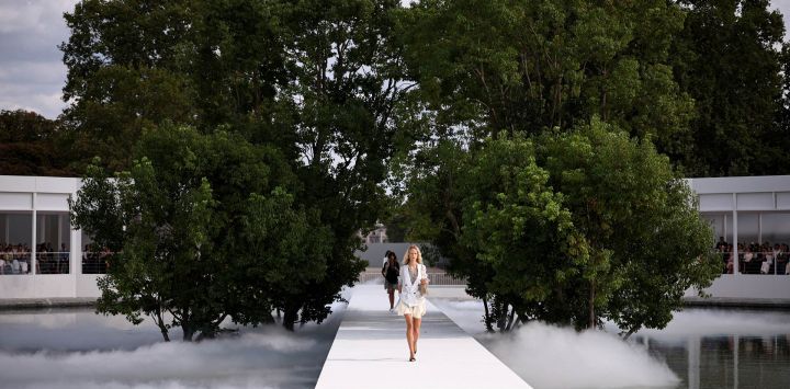 La modelo holandesa Kate Van Berne presenta una creación durante el desfile de la colección femenina Primavera/Verano 2027 de Christian Dior, en el marco de la Semana de la Moda de París.