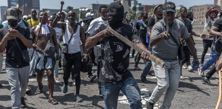 Manifestantes contrarios a la inmigración ilegal corean consignas durante una marcha en Durban. El grupo exige medidas más contundentes contra la inmigración ilegal y la deportación de extranjeros indocumentados. La protesta en Durban se produce en medio de meses de manifestaciones contra la migración irregular, durante los cuales decenas de miles de personas han abandonado el país.