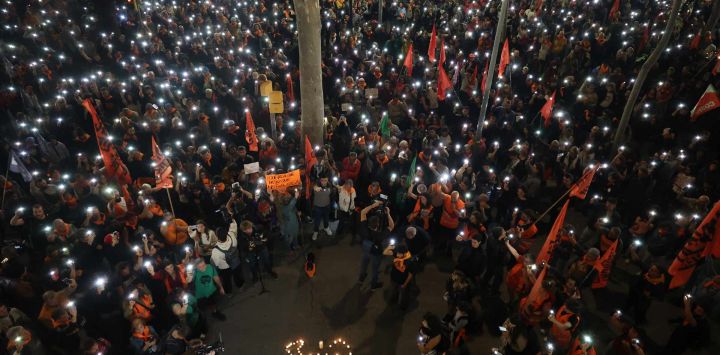 Manifestantes se reúnen para rendir homenaje a Maricarmen Abascal —la pensionista de 87 años cuyo desahucio desencadenó protestas en todo el país por la crisis habitacional crónica de España y un debate político que culminó en elecciones anticipadas— durante una manifestación en Barcelona. Abascal, fallecida en el hospital el 7 de octubre, se convirtió en un símbolo de la situación del mercado de la vivienda en España, cuando fue desalojada en camilla de la que había sido su casa de toda la vida en Madrid, después de que la inmobiliaria propietaria del piso aumentara drásticamente el alquiler.
