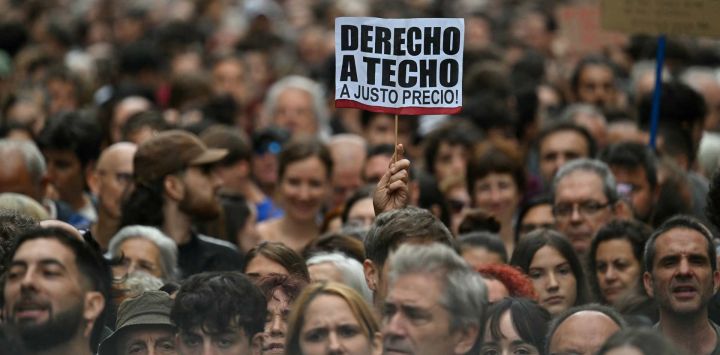 Manifestantes sostienen pancartas con el lema "Derecho a un techo" durante una protesta contra los desahucios y los elevados precios de los alquileres en la plaza de España de Madrid. Se están produciendo protestas por la vivienda en toda España, un día después de que el Parlamento rechazara dos medidas gubernamentales para reforzar la protección de los inquilinos.