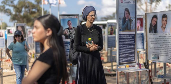 Mujeres israelíes presentan sus respetos en el monumento a las víctimas de los ataques de Hamás de 2023 en el lugar del festival Nova en Reim, sur de Israel.
