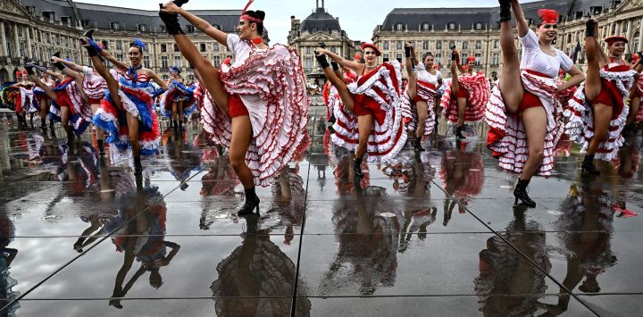 Un grupo de bailarines participa en un intento de batir el récord mundial de mayor número de personas bailando el cancán francés, sobre el espejo de agua de Burdeos, en el suroeste de Francia.