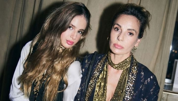Así es el living de Julieta Cardinali y Charo Calamaro: libros, una obra XL y objetos de diseño