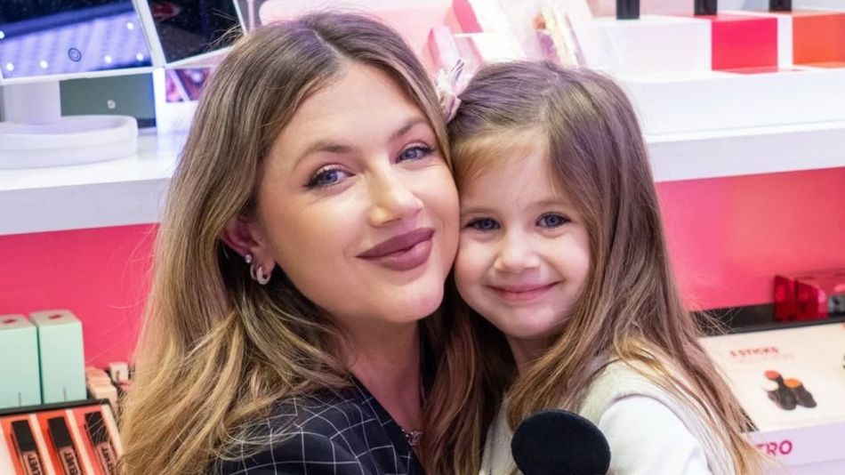 Stephanie Demner junto a su hija Ariana