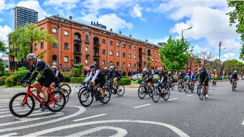 Ciclistas correrán por avenidas y autopistas de la Ciudad