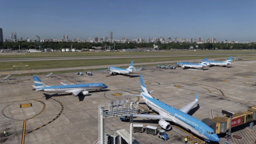 El Gobierno aumenta la tasa en aeropuertos de los vuelos de cabotaje y la fija en dólares