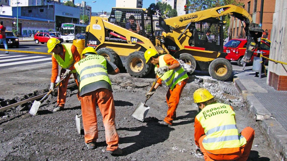 Obra pública avanza solo 34 % en 2026. Gobierno recorta fondos para 2027 y delega al sector privado