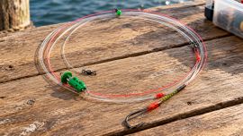 La pesca desde la costa tiene una característica que la hace especialmente atractiva: permite experimentar. Existen diferentes líneas, materiales, largos de brazoladas y sistemas de presentación. Por eso, cada pescador puede adaptar el armado a su estilo y a las condiciones del lugar.