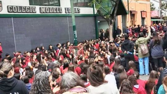 Desnudos con IA: allanaron las casas de cuatro alumnos en Lomas y se investiga otro caso