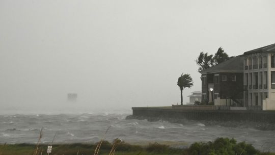 El huracán "Isaías" tocó tierra en Florida y descendió a categoría 2