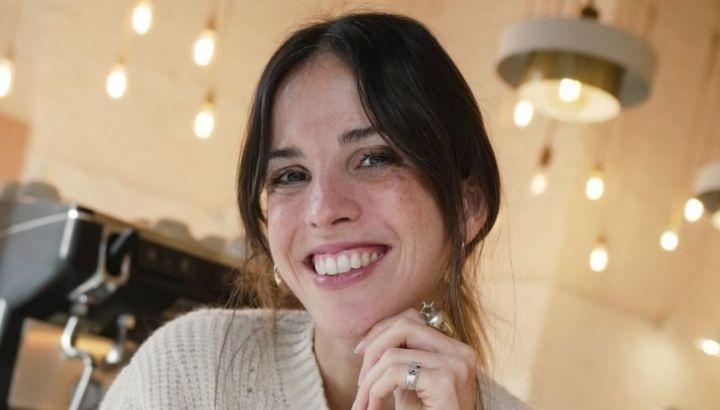 Entramos a la nueva cocina de Cande Molfese: moderna, funcional y con la vajilla vintage que es tendencia