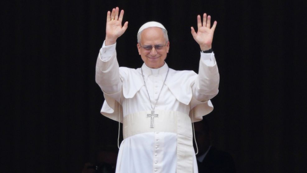 papa leon saludo balcon vaticano