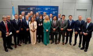 Milei con 13 gobernadores en París