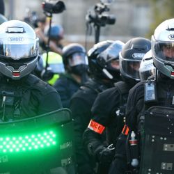 Agentes de la policía francesa pertenecientes a la Brigada Motorizada de Represión de Acciones Violentas (Brav-M) sostienen escudos con luces estroboscópicas durante una manifestación de estudiantes de secundaria en la plaza de la Bastilla, en París, como parte de un movimiento de protesta nacional por las condiciones de enseñanza. | Foto:KENZO TRIBOUILLARD / AFP