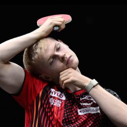 El francés Félix Lebrun calienta antes del partido de cuartos de final de individuales masculinos de tenis de mesa contra el brasileño Hugo Calderano, en el torneo China Smash 2026 celebrado en Pekín. | Foto:Wang Zhao / AFP