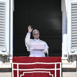 El Papa León XIV saluda a los fieles durante el rezo del Ángelus desde la ventana del Palacio Apostólico con vistas a la Plaza de San Pedro, en el Vaticano. Ese mismo día, el Papa León XIV anunció que sería operado "en los próximos días" de un bulto en el pulmón, señalando que había sido detectado "en una fase muy temprana". "Durante unos recientes controles médicos se encontró un nódulo en mi pulmón. Ha sido detectado en una fase muy temprana y está muy localizado", declaró el pontífice, de 71 años, durante su alocución semanal en la Plaza de San Pedro. | Foto:Filippo Monteforte / AFP