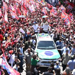 El presidente brasileño y candidato a la reelección por el Partido de los Trabajadores, Luiz Inácio Lula da Silva, participa durante un acto de campaña para la segunda vuelta de las elecciones presidenciales, en Brasilia, Brasil. Vamos a ganar estas elecciones, aseguró el viernes Lula da Silva durante una marcha de campaña en Ceilandia, en el Distrito Federal. | Foto:Xinhua/Lucio Tavora