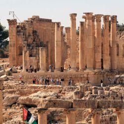 Imagen de turistas visitando un sitio arqueológico romano, en Jerash, Jordania. | Foto:Xinhua/Mohammad Abu Ghosh